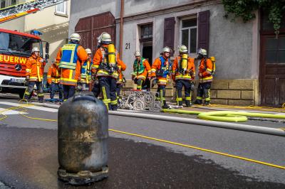 Remseck: Zwei Balkone gehen in Flammen auf - Feuerwehr findet eine Gasflasche bei den Loescharbeiten